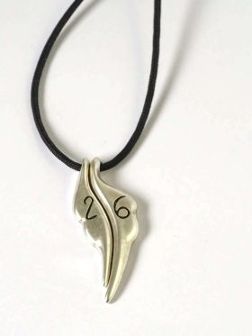 Κολιέ γούρι 26 φτερά-Μαύρο κορδόνι