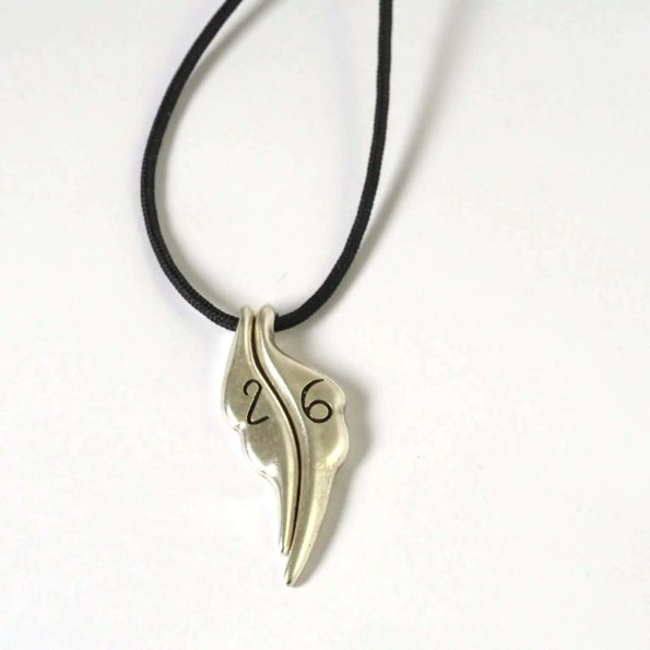 Κολιέ γούρι 26 φτερά-Μαύρο κορδόνι