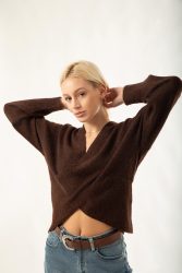 Πλεκτή μπλούζα χιαστί-Σοκολά