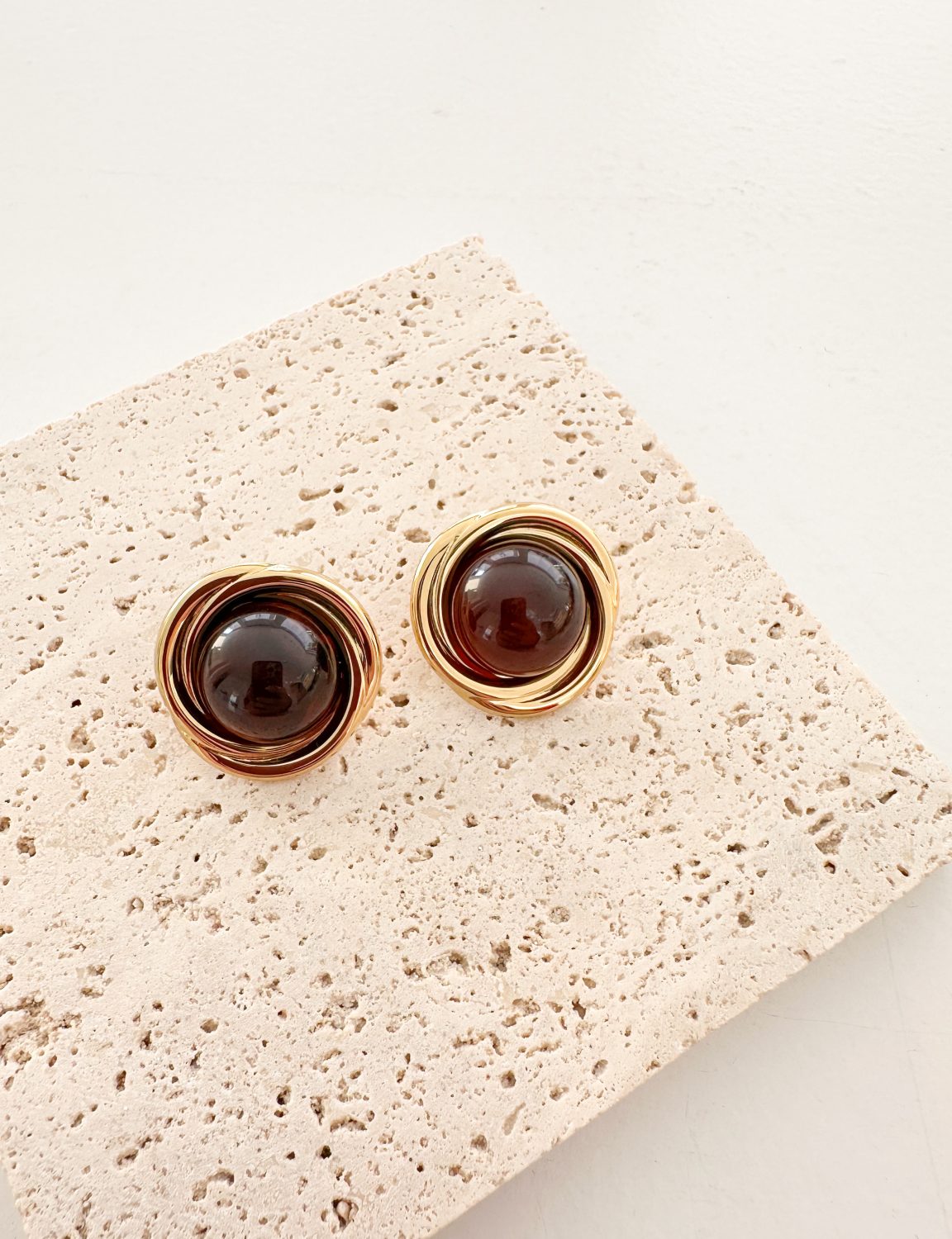ROUND BROWN EARRINGS