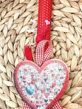 Λαμπάδα μελισσοκέρι χρωματιστό-Καρδιά με κορδέλα καρό-Χρώμα κόκκινο