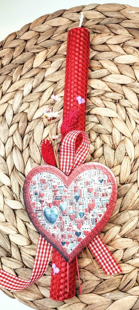 Λαμπάδα μελισσοκέρι χρωματιστό-Καρδιά με κορδέλα καρό-Χρώμα κόκκινο