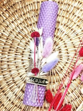 "Μαμά"-Λαμπάδα κοντή μελισσοκέρι χρωματιστό με αποξηραμένα φυσικά άνθη-Χρώμα λιλά