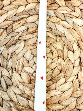 Λαμπάδα από φυτικό κερί ζωγραφισμένες mini κόκκινες καρδιές-Χρώμα λευκό