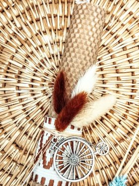 "Ποδήλατο"-Λαμπάδα μελισσοκέρι χρωματιστό με αποξηραμένα φυσικά άνθη-Χρώμα μόκα