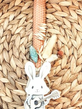 Λαμπάδα μελισσοκέρι-Λαγός με κιθάρα-Χρώμα σομόν