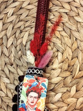 Λαμπάδα μελισσοκέρι-Φρίντα με pom pon-Χρώμα μπορντό