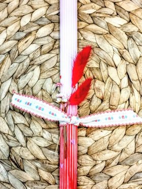 Λαμπάδα ροζ ριγέ από φυτικό κερί-Ζωγραφισμένη ντρεγκραντέ κόκκινη με καρδιές