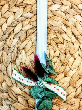 Λαμπάδα γαλάζια ριγέ από φυτικό κερί-Με αποξηραμένα άνθη