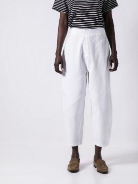 Βαμβακερό παντελόνι ψηλόμεσο carrot fit με λάστιχο στην μέση-Λευκό